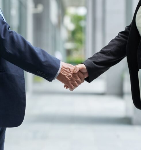 senior-entrepreneurs-confirming-deal senior-entrepreneurs-confirming-deal